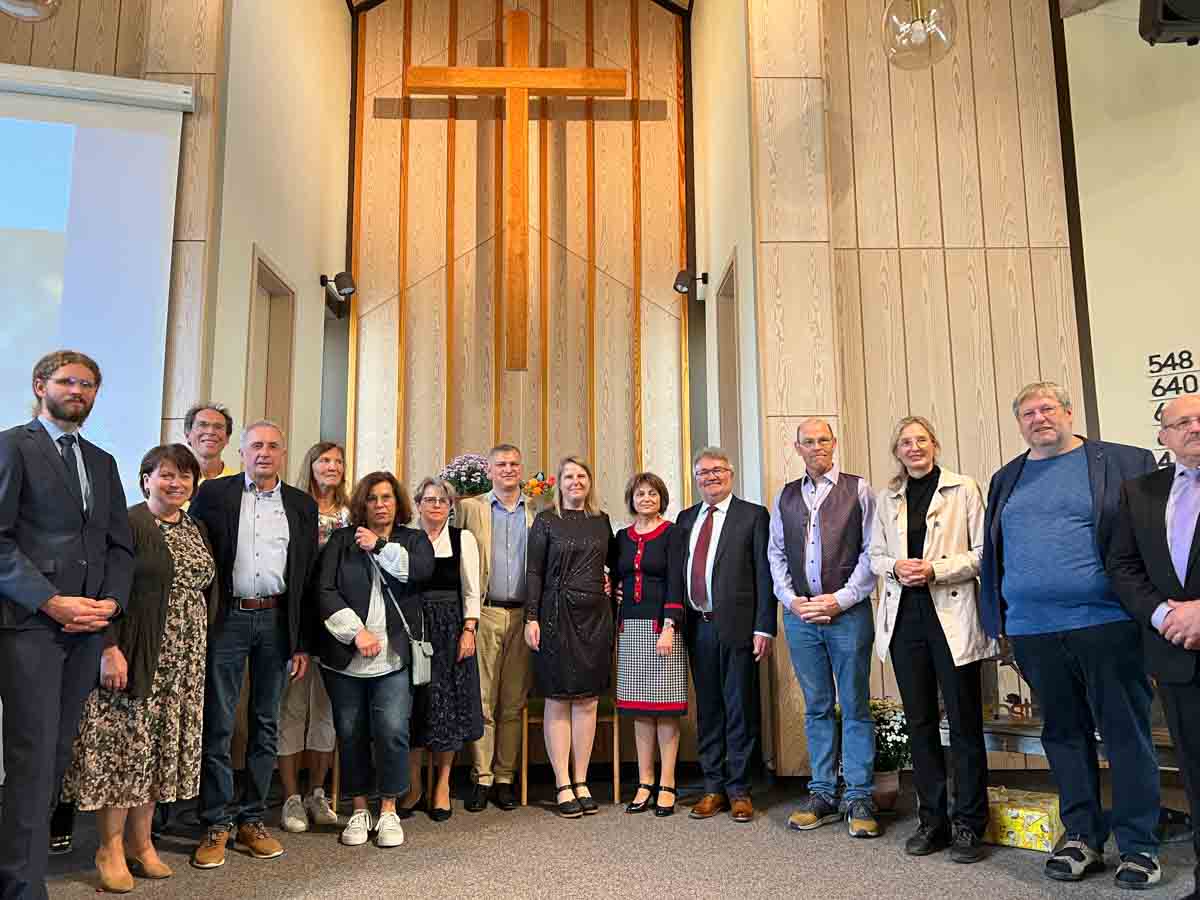 Alexander Swoboda als neuer Pastor in Landshut und die scheidenden Pastoren Ralf Hartmann und Marcel Ley mit Vertretern der Landshuter Kirchen