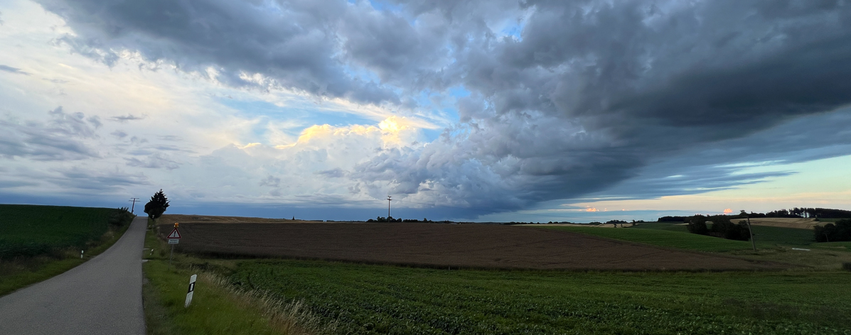 Freikirche der Siebenten Tags Adventisten in Landshut - dramatische Wolkenband