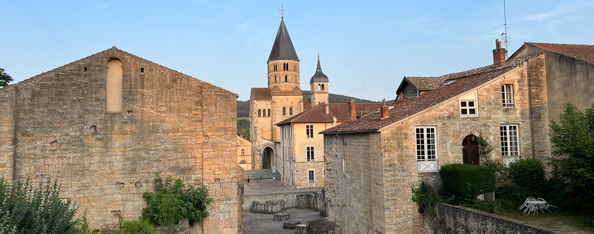 Freikirche der Siebenten Tags Adventisten in Landshut - Antike Kirche in Cluny