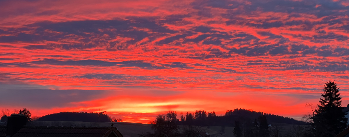 Freikirche der Siebenten Tags Adventisten in Landshut _ Feuerroter Himmel beim Sonnenaufgang