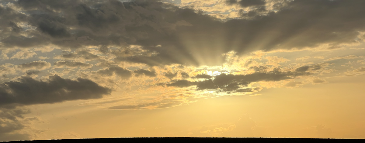 Freikirche der Siebenten Tags Adventisten in Landshut _ Sonnenstrahlen dringen durch die Wolken in einem vom Rauch gefärbtem Himmel