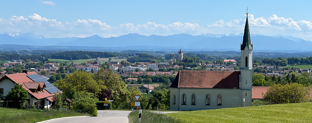Freikirche der Siebenten Tags Adventisten in Landshut _ Blick über Haag in Oberbayern und das Chiemgau mit Siluette der Alpen