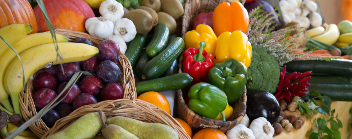 Gabentische mit Gemüse und Obst