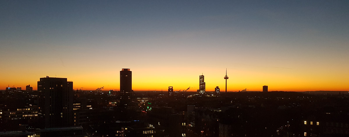 Abendlicht mit der Skyline von Köln