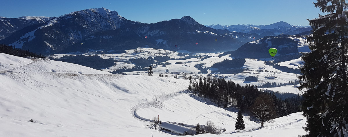 Balonfahren in Winterlandschaft in den Bergen