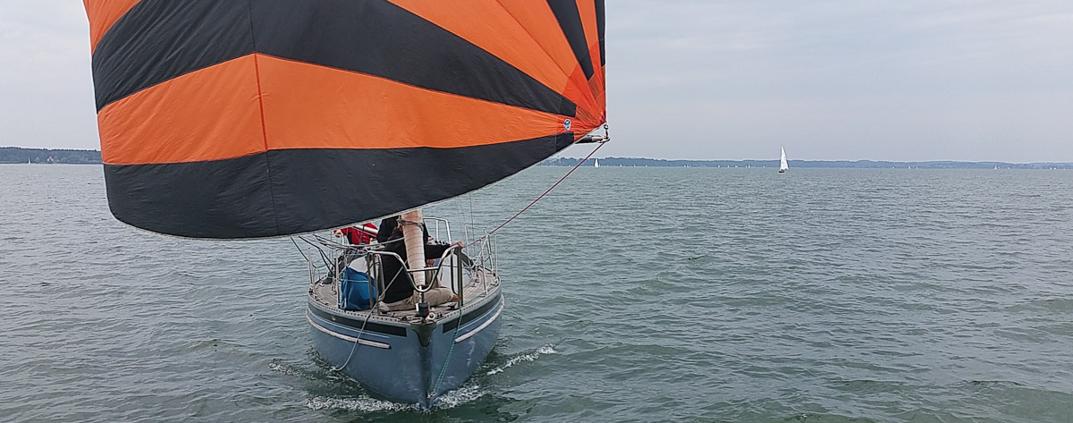 Segelboot kommt entgegen