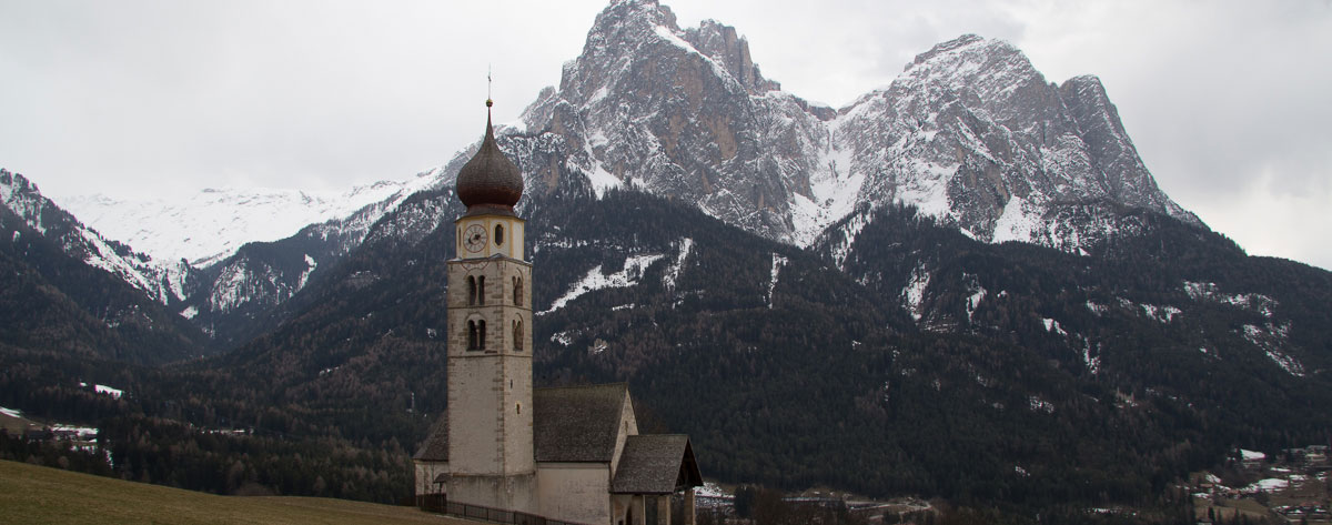Kirche vor Berg