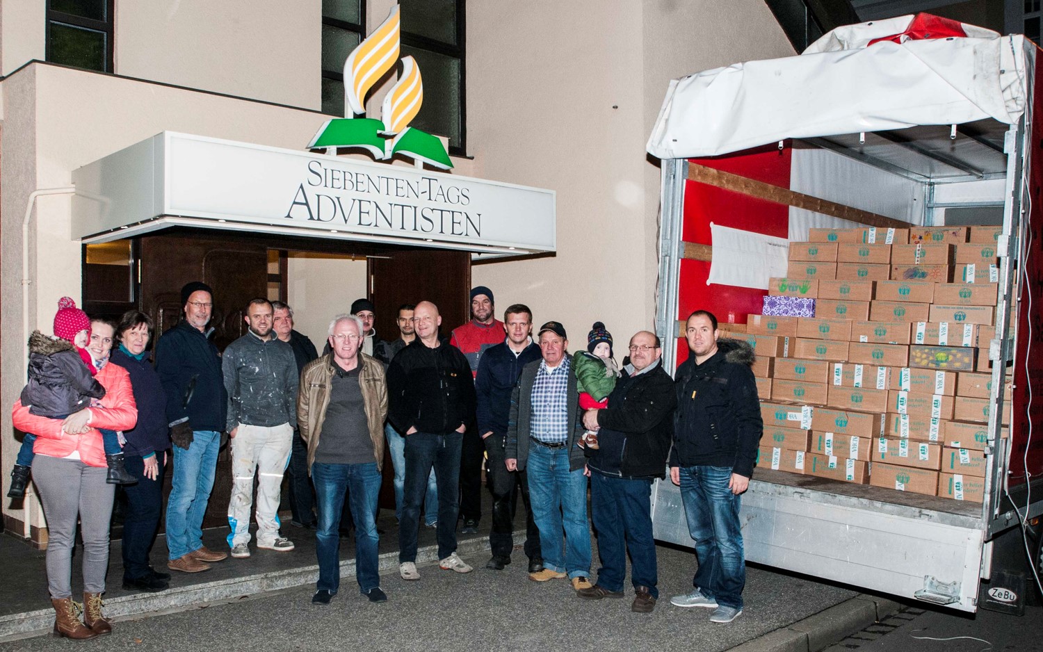 2016 Kinder helfen Kindern Pakete werden Landshut auf LKW geladen
