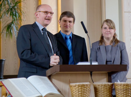 Pastor Stephan Brass und Pastor Ralf Hartmann mit Frau